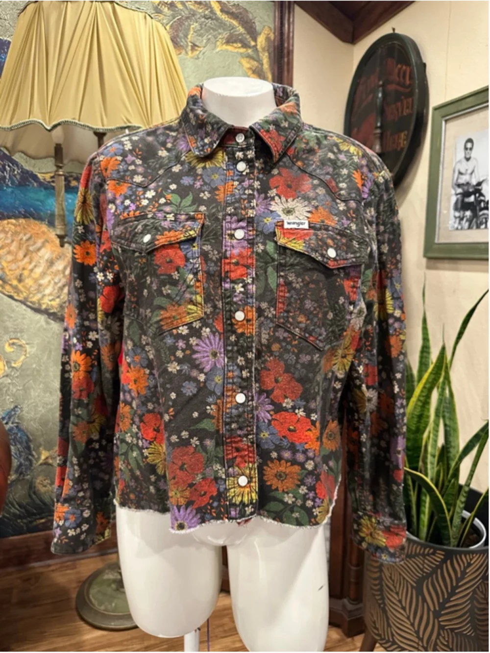 Wrangler Western Floral Raw Hem Cropped Denim Shirt - Picture 4 of 12